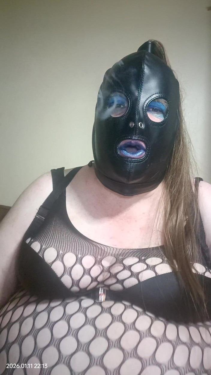 Stephanie-Nicole-TV: 胖美女电视抽烟并谈论我的2026计划