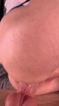 Roztomilý femboy s velkým zadkem bere na stůl velké dildo