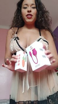 Espuleta zkouší nové hračky, které dostal ze sexy importu