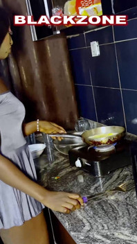 Comment puis-je lui permettre de continuer à cuisiner avec son corps banging, a dû prendre un premier tour