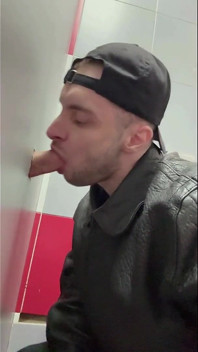 Une cassos en veste en cuir essaye le glory hole pour la première fois