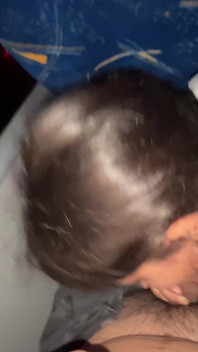 Saya menghisap penumpang yang tidak diketahui dalam bas sebenar dan dia memancut ke dalam mulut saya