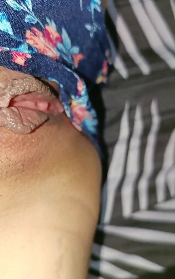 Joya Malik: Heet Indisch Mumbai-meisje masturbeert poesje met haar vingers