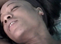 Lesbo Tube: Elegantní ebenová a její bílá přítelkyně nůžkují kundičky po orálních...