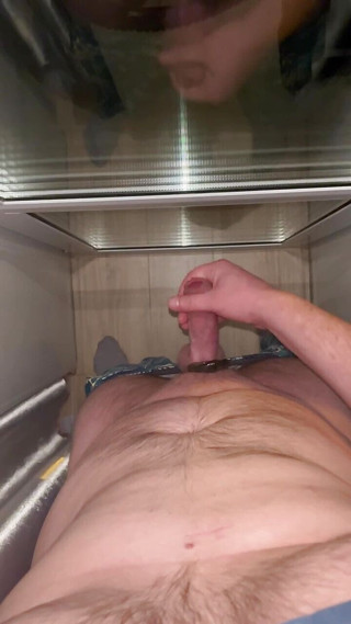 Young cum: Un jeune mec masturbe sa bite et jouit dans un...