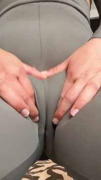 Kijk naar mijn cameltoe terwijl ik masturbeer in mijn strakke yogabroek en speel met mijn vuile string