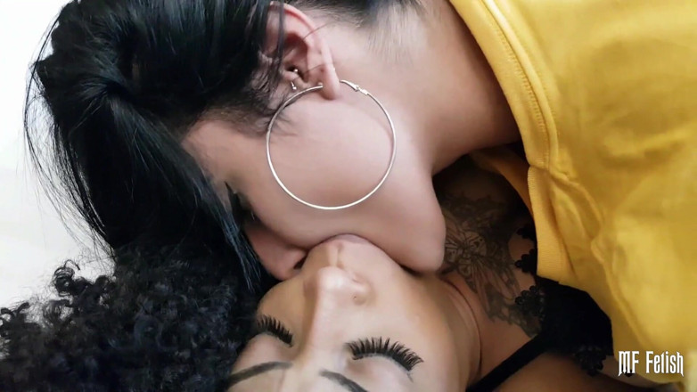 Sapphic Latinas: Tabu kyssar: Trippel kraft