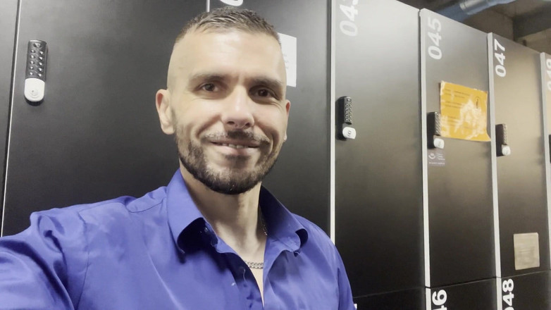 Werther1: 야외에서 딜도를 타는 사업가