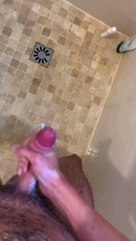 Jeune Homme Sous La Douche Branle Sa Bite Pleine De Savon Et Éjacule Fort