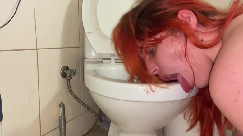 Elena917: Lízání a hrbění toalety