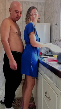 La sorellastra pigra prende un cazzo da dietro in cucina