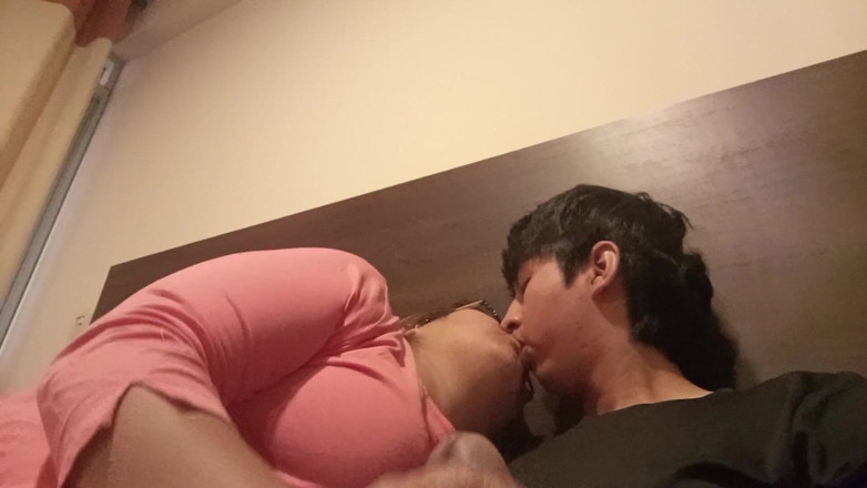 Moo DBOXXX: 我在Facebook上认识的单身继母拼命地来到我的公寓吮吸我的鸡巴