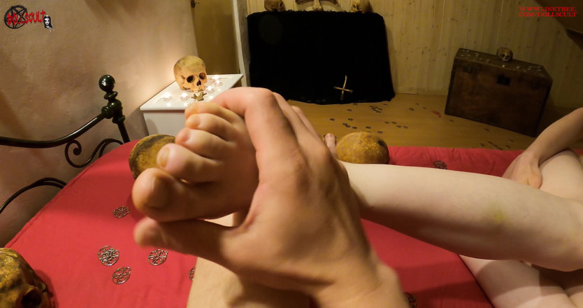 Dolls Cult: Mels footjob in unserem alten haus ... wir vermisse es so...