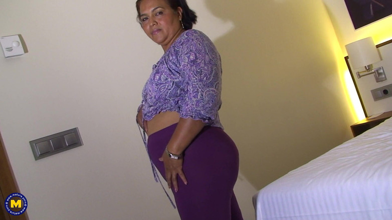 Mature NL: Gordita Madura Juega Con Su Cuerpo Con Curvas