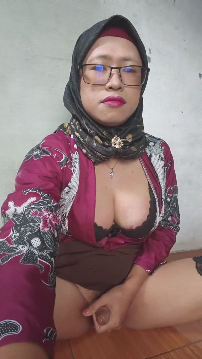 Mitha Zhe: Shemale bertudung Mitha Zhe mengongkek dirinya dengan dildo