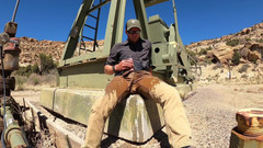 Lapetus: Piscio sui pantaloni su una macchina per olio