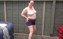 Horny vixen: Vrouw met grote tieten in sexy spijkerbroek