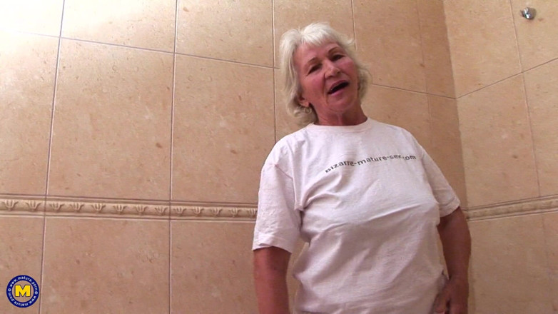 Mature NL: Bunicuța păroasă De peste 60 de ani Maria folosește o bâtă...