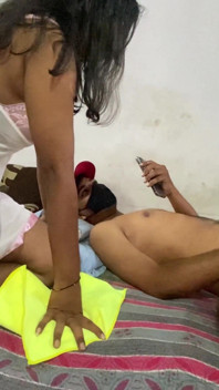 大きな胸、いたずらなバービーがデヴァルの寝室に入り、セックスされる