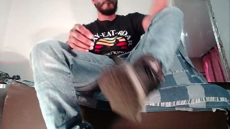 Tomm hot: Man Stripping Live and Showing His Uncircumcised Penis