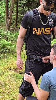 Eu transei com meu gay vadia ao ar livre, primeiro fundo na boca e depois sem sela, até gozar na buceta dele.