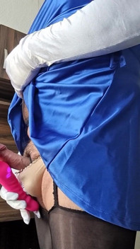 파란 새틴 드레스와 나일론 란제리를 입고 내 젖을 사정할 때까지 손 없는 자위