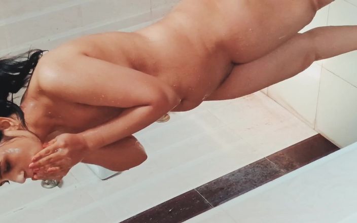 Hot Sis: Üvey kız kardeş Latika banyoda banyo yapıyor tam çıplak tam seksi