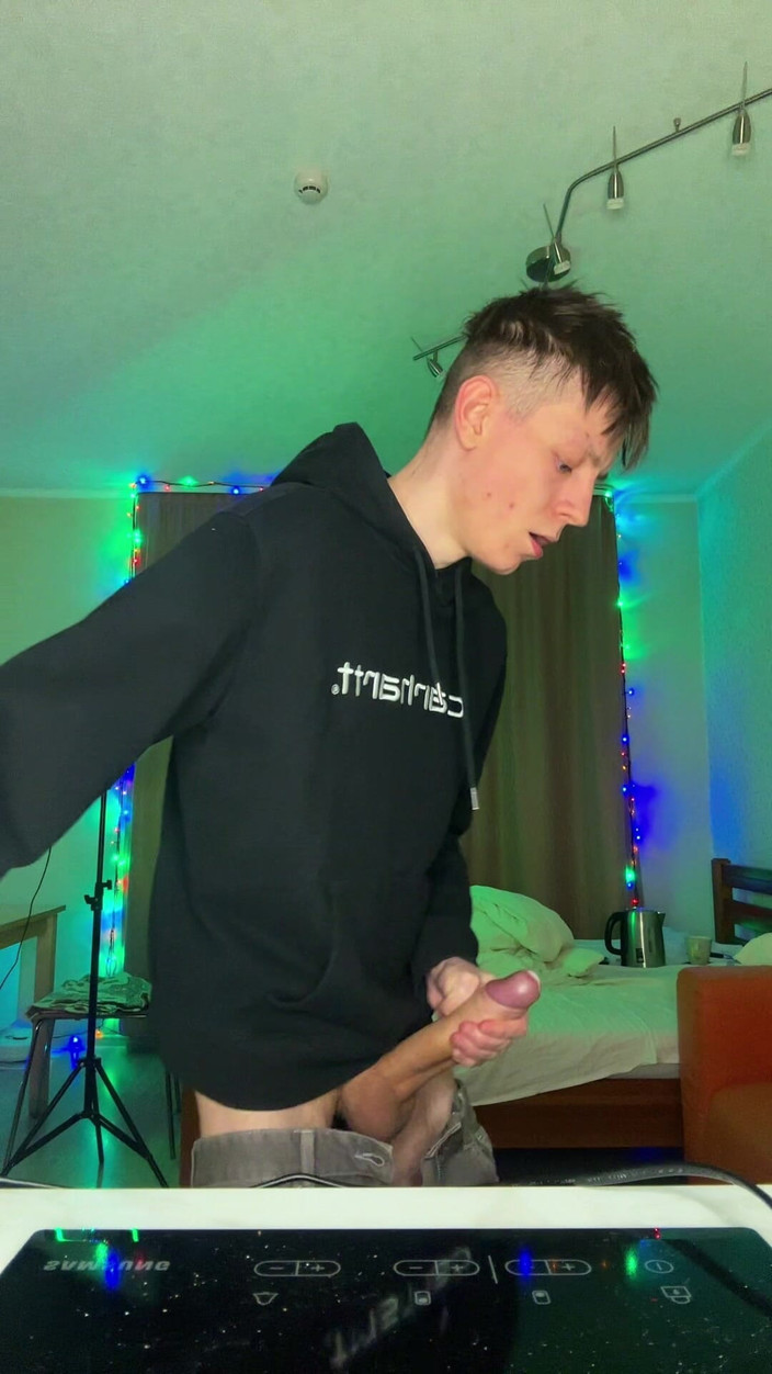 Morflot24: Titta på hur mycket sperma denna hungriga twink kan spruta