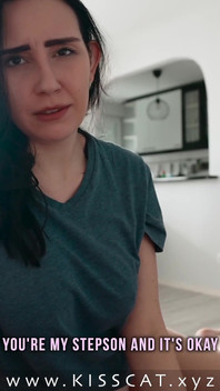 Proč nevlastní syn šuká macechu do pusy? Macecha riskantní orální creampie na gauči