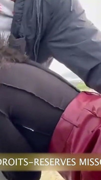 Havaalanı bagaj görevlisi bana yaklaştı ve dışarıda randevu verdi, beni sikmem için.