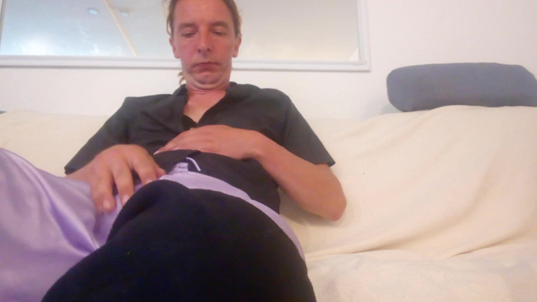 Leatransteen: Leatransteen si infila un dildo, si spoglia e viene in...