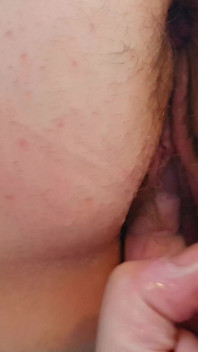 JuicyDream - cipka bawi się i spuszcza się na tyłek w wannie