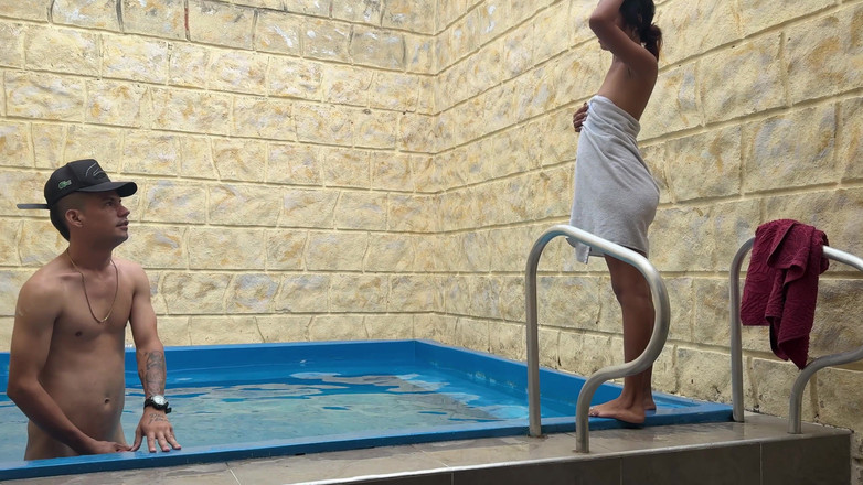 Angel_foxxx: Inserto mi pene en la pipa de la piscina, mi...