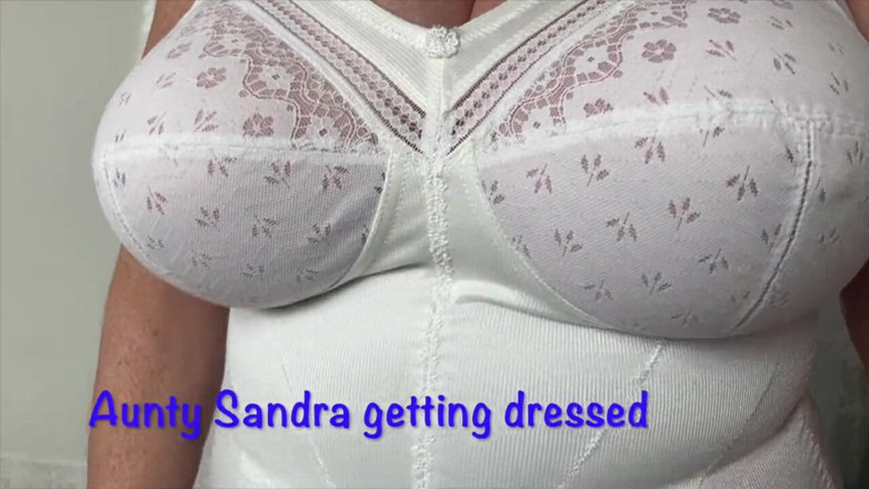 Aunty Sandra vintage girdle queen: Stepaunty Sandra Getting Dressed for You All