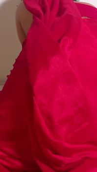 Nhà trống. Người giúp việc mặc saree đút từng inch để không ai nghe thấy tiếng rên rỉ của cô ấy