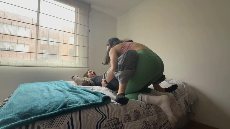 scarlettandc: Jak miło czuć swój srom nad legginsami, a potem dotykać...