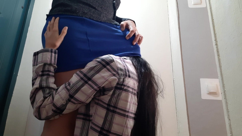 Lesbian-illusion: मैंने कूरियर को सेक्स के साथ भोजन देने के लिए धन्यवाद दिया (गंदी बात के साथ)