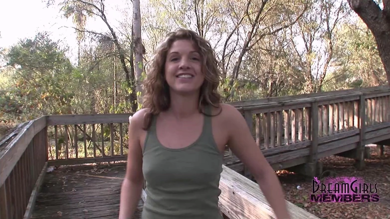 Dream Girls: Fumante quente Corey mostra tudo em um parque