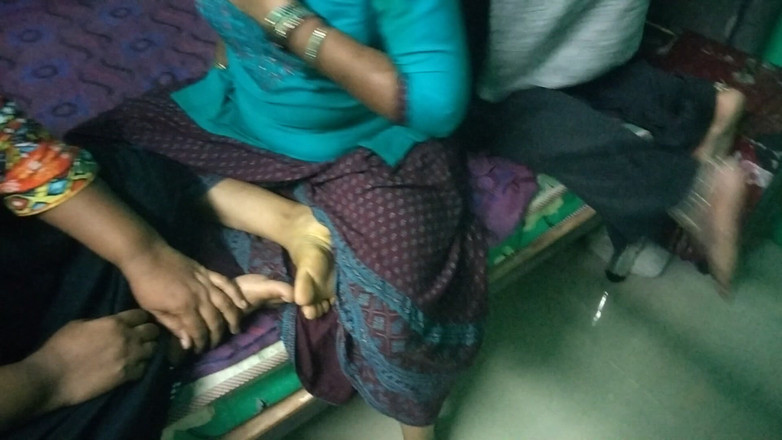 Tamil lesbian: Üç teyze yatak odasında konuşuyor