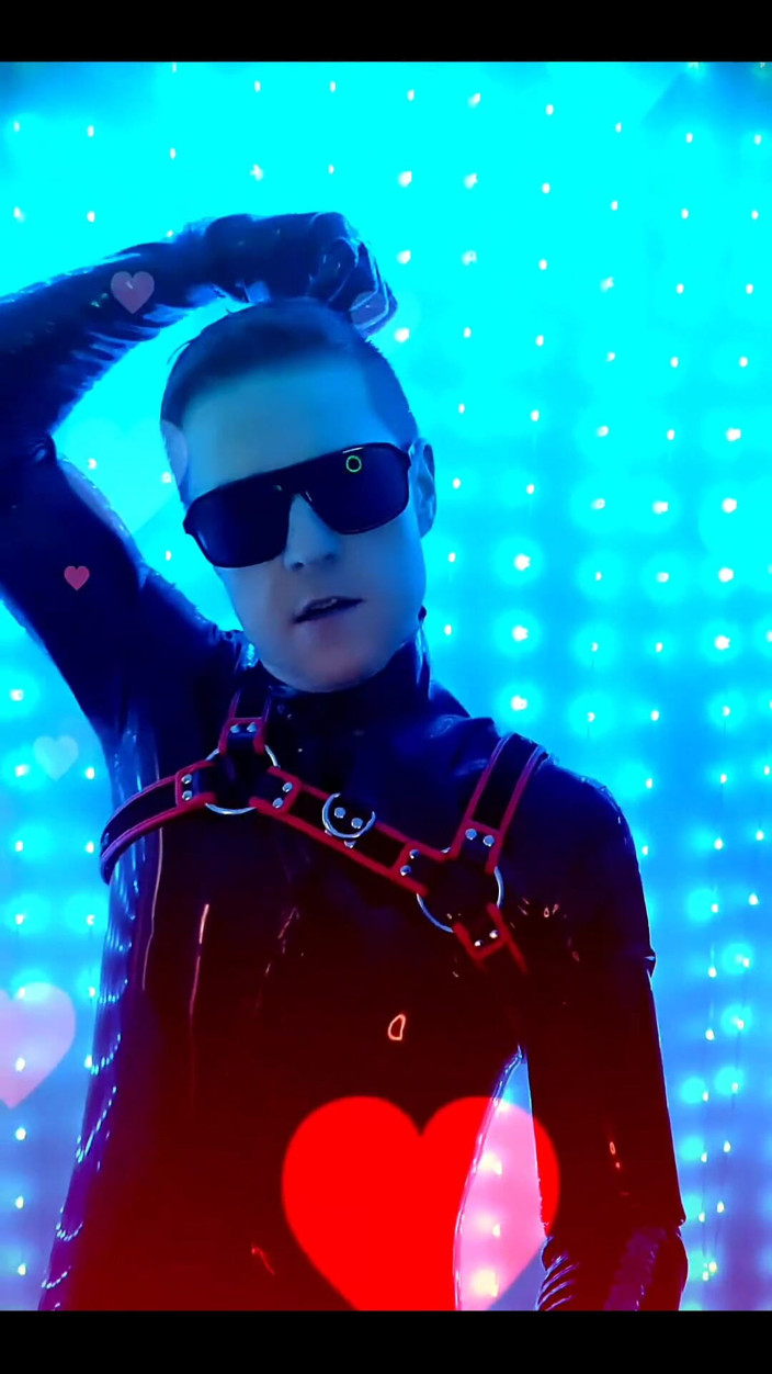 Roman Heart: Video rekaman vide reellatexrubberblackstyle baruku