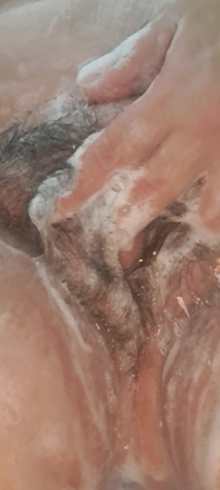 Mommy big hairy pussy: Зріла мамка в душі з мокрими мильними цицьками та пиздою