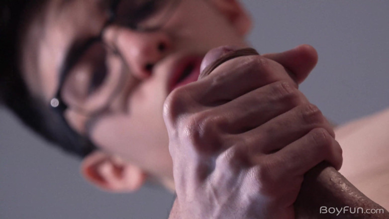 BoyFun Solo: Il nerd latino gay si masturba e mangia il suo...