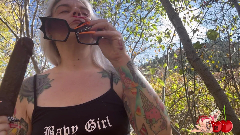 CherryBombBomb: Låt mig suga din kuk på röda stenar