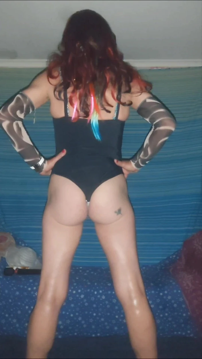 Lizzaali: Experimentando meu novo maiô e esticando minha bunda