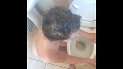 domslutfucker: 小奶子少女被打耳光，在马桶里被冲下来，喝鸡巴撒尿，舔厕所