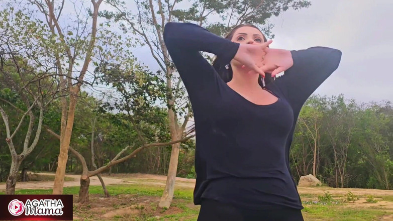 Agatha Mama: अगाथा फटी हुई पैंट के साथ पार्क में सेक्स में स्तनपान कराती है