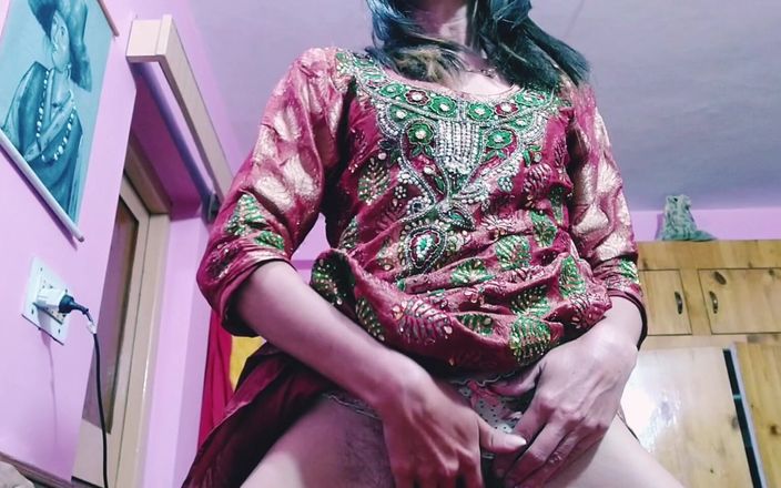 Bolly Karma: Heißes küken genießt es, seinen großen schwanz und seinen arsch...