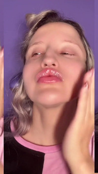 Bombea un plug pout bimbo transformación para lip Obsession Clip por Findom Goaldigger