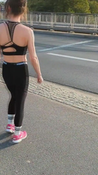 Spor sırasında çifte ıslatıyor!! Travesti herkesin içinde sidikle dolu koşuyor!