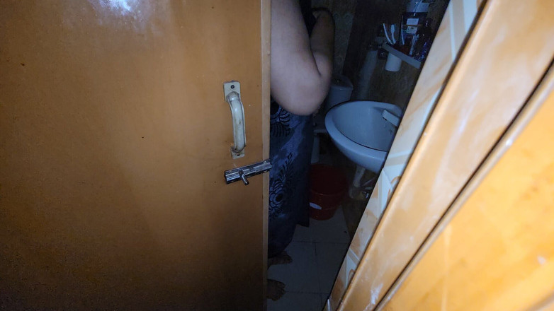 Tasnim Zara: Meine stiefschwester duschte mit offener tür und ich spähte rein